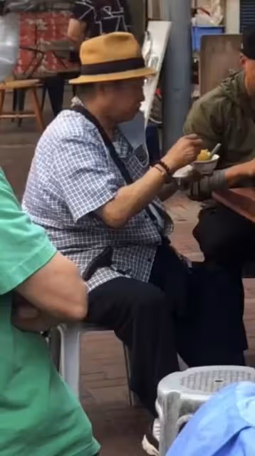 洪金寶攜妻兒吃路邊攤接地氣!混血妻子氣質非凡,窈窕貌美似少女