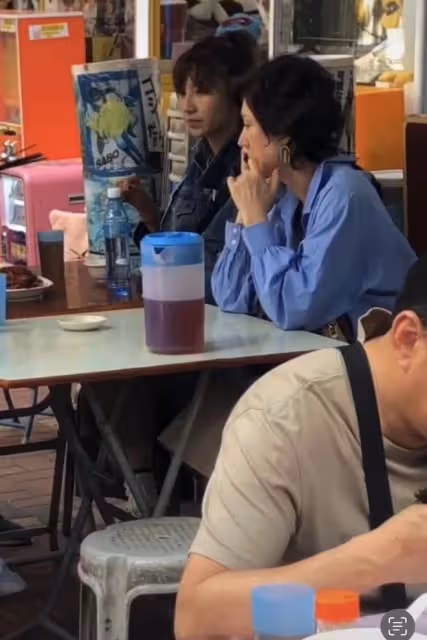 洪金寶攜妻兒吃路邊攤接地氣!混血妻子氣質非凡,窈窕貌美似少女