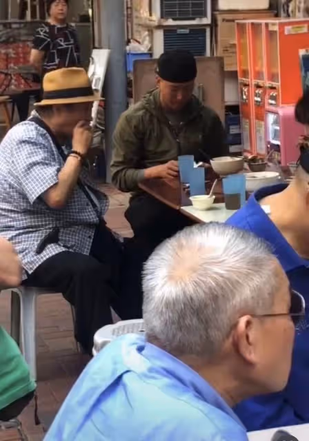 洪金寶攜妻兒吃路邊攤接地氣!混血妻子氣質非凡,窈窕貌美似少女