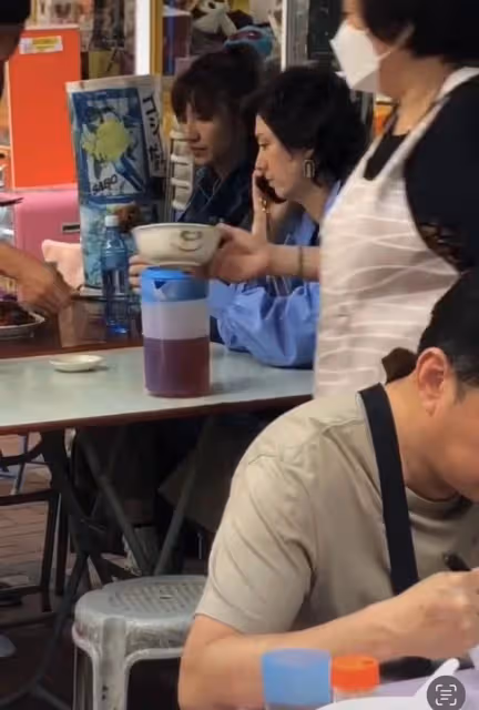洪金寶攜妻兒吃路邊攤接地氣!混血妻子氣質非凡,窈窕貌美似少女