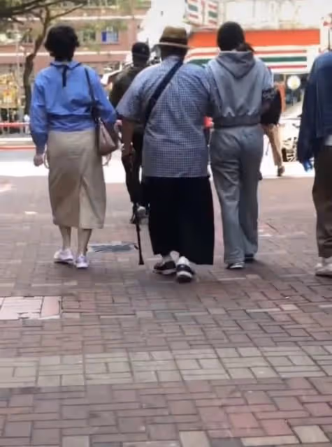 洪金寶攜妻兒吃路邊攤接地氣!混血妻子氣質非凡,窈窕貌美似少女