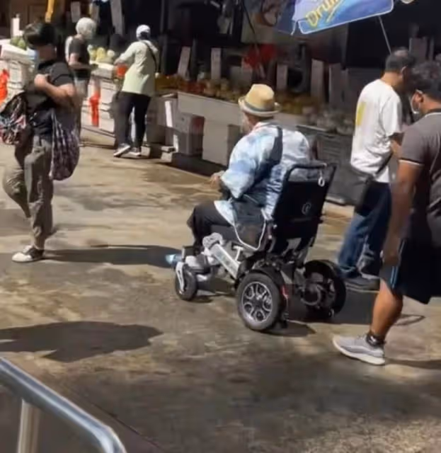 洪金寶攜妻兒吃路邊攤接地氣！混血妻子氣質非凡，窈窕貌美似少女