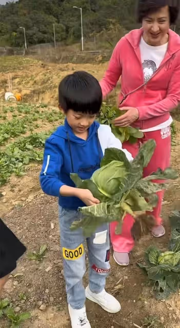 洪金寶攜妻兒吃路邊攤接地氣！混血妻子氣質非凡，窈窕貌美似少女