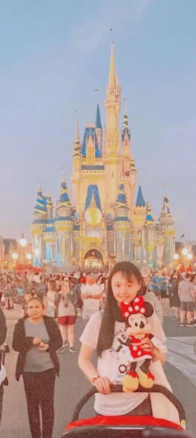 鄭爽給孩子慶生照曝光,帶兒女國外遊玩迪士尼,懷抱孩子相處融洽
