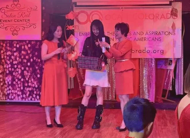 鄭爽給孩子慶生照曝光,帶兒女國外遊玩迪士尼,懷抱孩子相處融洽