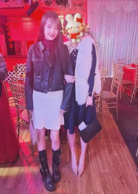 鄭爽給孩子慶生照曝光,帶兒女國外遊玩迪士尼,懷抱孩子相處融洽