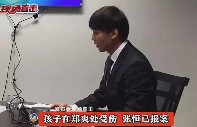鄭爽給孩子慶生照曝光,帶兒女國外遊玩迪士尼,懷抱孩子相處融洽