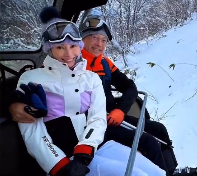 許晉亨陪李嘉欣滑雪慶祝情人節，鮮花擺滿整個桌子給老婆驚喜