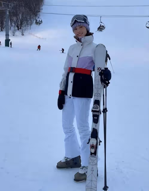 許晉亨陪李嘉欣滑雪慶祝情人節，鮮花擺滿整個桌子給老婆驚喜