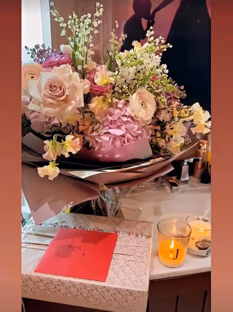 許晉亨陪李嘉欣滑雪慶祝情人節，鮮花擺滿整個桌子給老婆驚喜