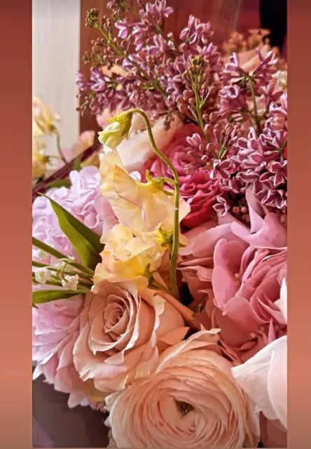 許晉亨陪李嘉欣滑雪慶祝情人節，鮮花擺滿整個桌子給老婆驚喜