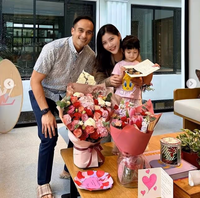 劉德華小姨子過情人節,奢華豪宅如宮殿,後院草坪堪比足球場