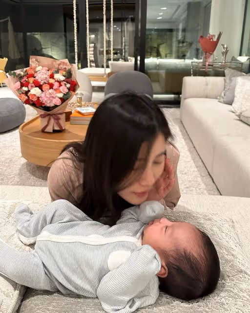 劉德華小姨子過情人節,奢華豪宅如宮殿,後院草坪堪比足球場