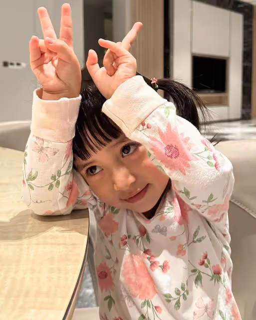 劉德華小姨子過情人節,奢華豪宅如宮殿,後院草坪堪比足球場