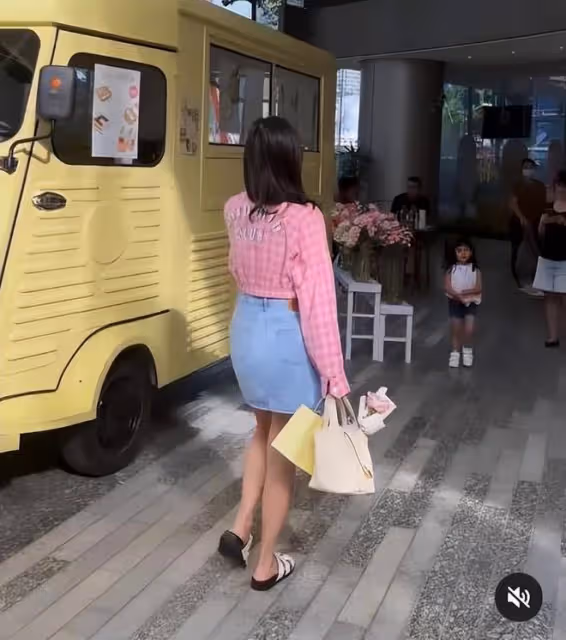 劉德華小姨子過情人節,奢華豪宅如宮殿,後院草坪堪比足球場