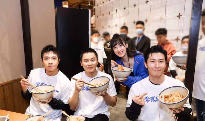 李晨開麵館,竇驍俞灝明捧場,統一標識的白色T恤好似男團