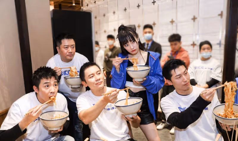 李晨開麵館,竇驍俞灝明捧場,統一標識的白色T恤好似男團