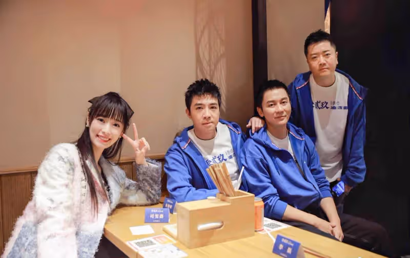 李晨開麵館,竇驍俞灝明捧場,統一標識的白色T恤好似男團