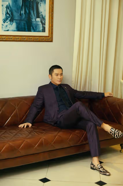 李晨開麵館,竇驍俞灝明捧場,統一標識的白色T恤好似男團