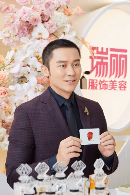 李晨開麵館,竇驍俞灝明捧場,統一標識的白色T恤好似男團