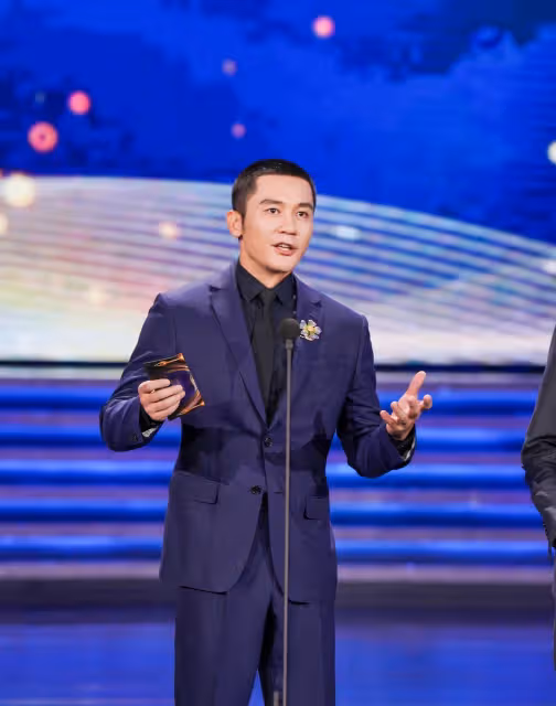 李晨開麵館，竇驍俞灝明捧場，統一標識的白色T恤好似男團