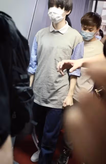 王俊凱練舞過度血糖低,惹粉絲心疼,卻沒人注意到這身造型