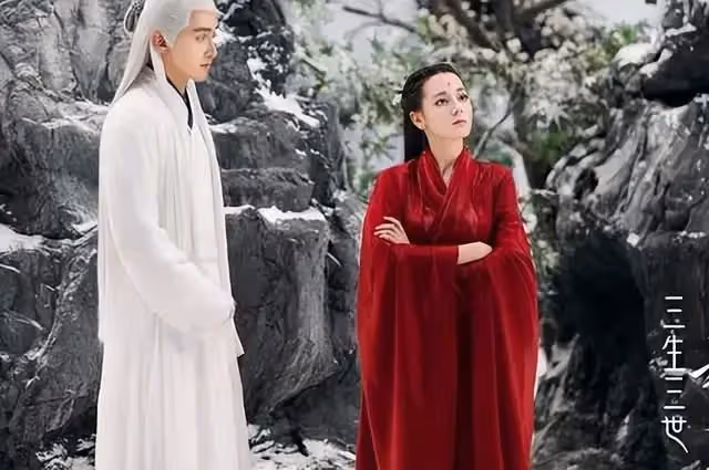 都是青丘的掌上明珠，天族對白淺禮敬有加，卻瞧不上鳳九？