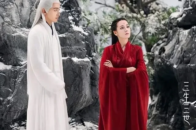 都是青丘的掌上明珠,天族對白淺禮敬有加,卻瞧不上鳳九?