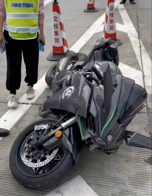網紅蘇乞兒騎車上高速,被攔摔倒派出所已立案,修車或需「10萬」