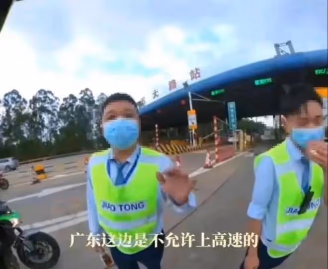 網紅蘇乞兒騎車上高速,被攔摔倒派出所已立案,修車或需「10萬」