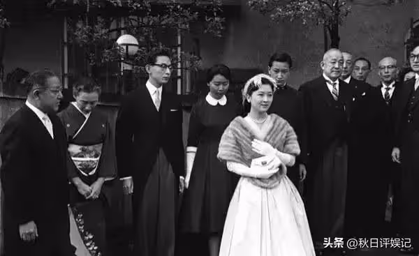 明仁美智子大婚盛況空前,珠圓玉潤的新娘坐著馬車如童話里的公主