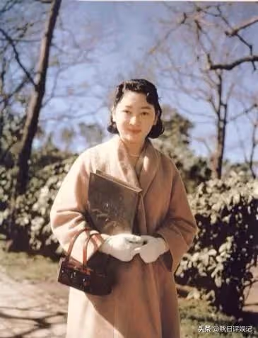 明仁美智子大婚盛況空前,珠圓玉潤的新娘坐著馬車如童話里的公主