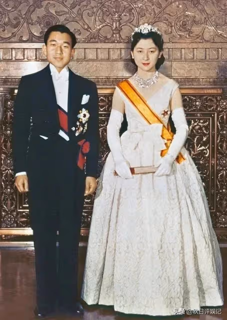 明仁美智子大婚盛況空前，珠圓玉潤的新娘坐著馬車如童話里的公主