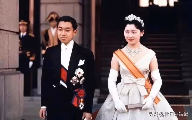 明仁美智子大婚盛況空前，珠圓玉潤的新娘坐著馬車如童話里的公主