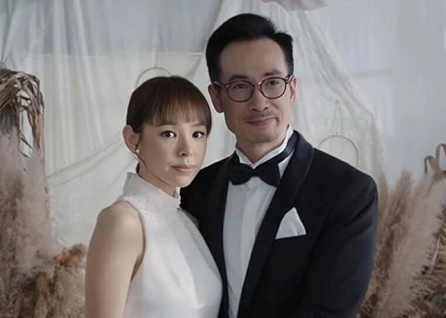 敬業!TVB知名童顏女神拍露背戲拒用替身,與視帝在海中鴛鴦戲水