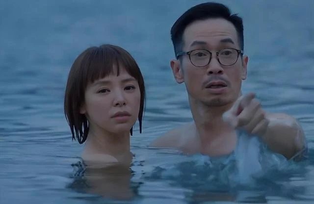 敬業!TVB知名童顏女神拍露背戲拒用替身,與視帝在海中鴛鴦戲水