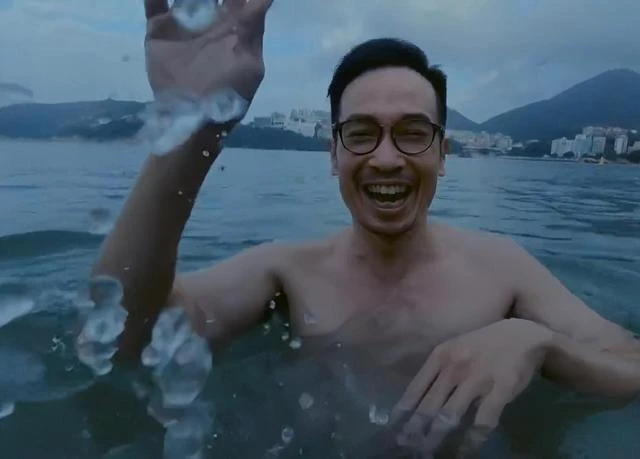 敬業!TVB知名童顏女神拍露背戲拒用替身,與視帝在海中鴛鴦戲水