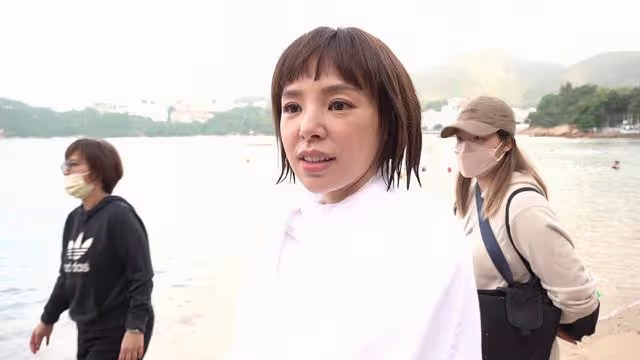 敬業!TVB知名童顏女神拍露背戲拒用替身,與視帝在海中鴛鴦戲水