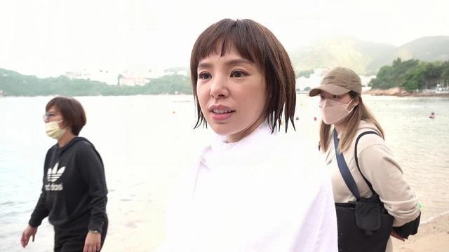 敬業!TVB知名童顏女神拍露背戲拒用替身,與視帝在海中鴛鴦戲水