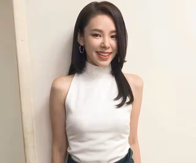 敬業！TVB知名童顏女神拍露背戲拒用替身，與視帝在海中鴛鴦戲水