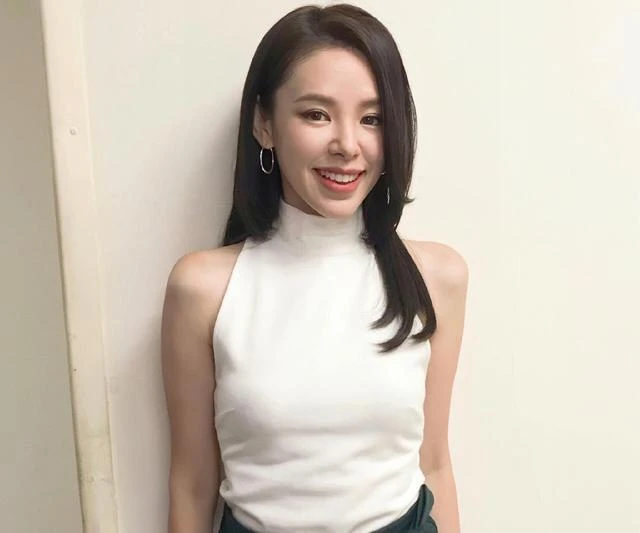 敬業!TVB知名童顏女神拍露背戲拒用替身,與視帝在海中鴛鴦戲水