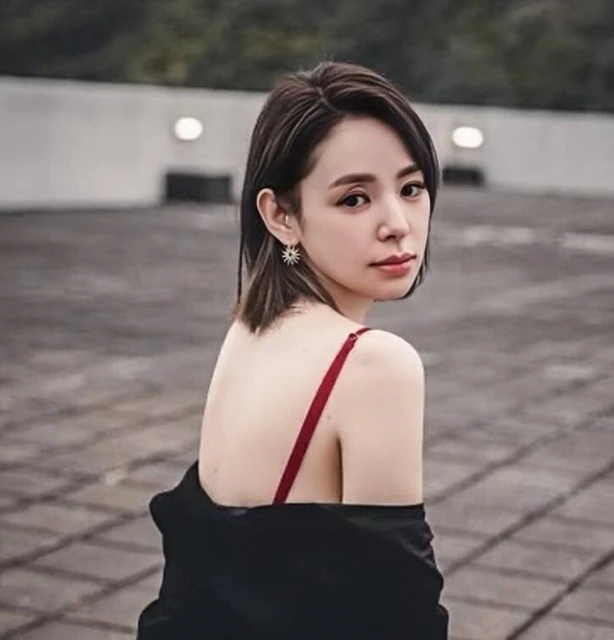 敬業!TVB知名童顏女神拍露背戲拒用替身,與視帝在海中鴛鴦戲水