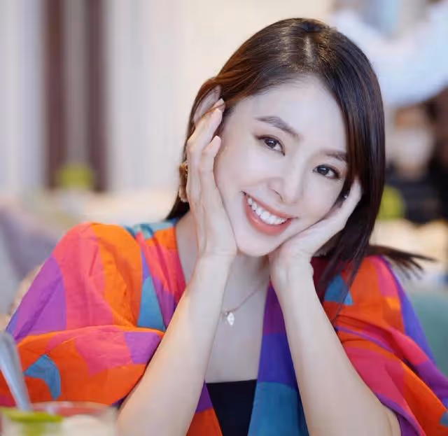 敬業！TVB知名童顏女神拍露背戲拒用替身，與視帝在海中鴛鴦戲水