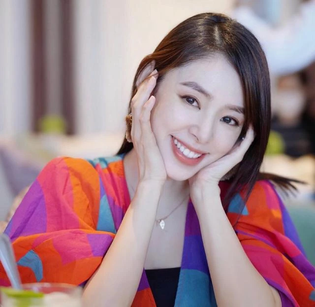 敬業!TVB知名童顏女神拍露背戲拒用替身,與視帝在海中鴛鴦戲水
