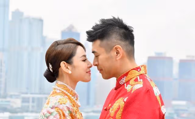敬業！TVB知名童顏女神拍露背戲拒用替身，與視帝在海中鴛鴦戲水