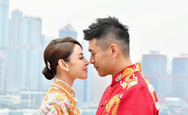 敬業!TVB知名童顏女神拍露背戲拒用替身,與視帝在海中鴛鴦戲水