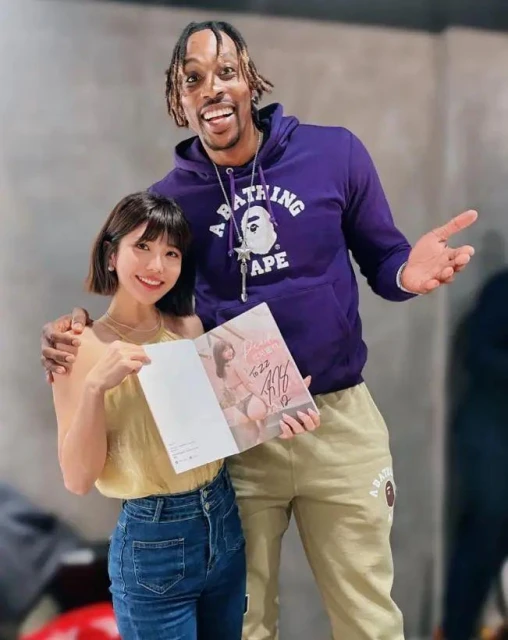 霍華德又爆發!女藝人主動搭訕送禮物,身材傲人,霍華德喜笑顏開