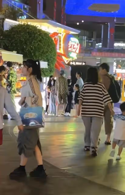 雷佳音一家三口罕同框!老婆穿短裙美貌似女團,11歲女兒身高矚目