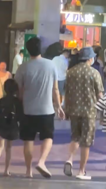雷佳音一家三口罕同框!老婆穿短裙美貌似女團,11歲女兒身高矚目