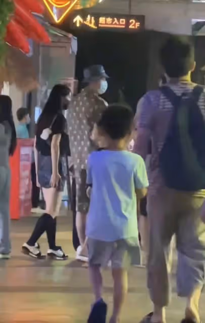 雷佳音一家三口罕同框!老婆穿短裙美貌似女團,11歲女兒身高矚目
